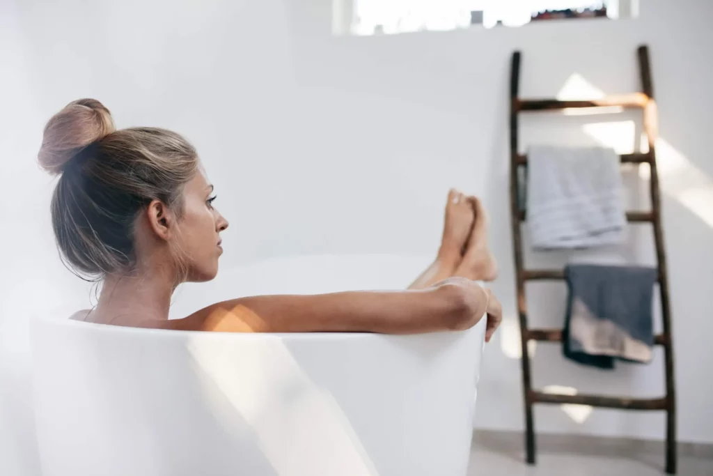 Bild von Frau in Badewanne nach erfolgreicher Badewannenpflege in Düsseldorf